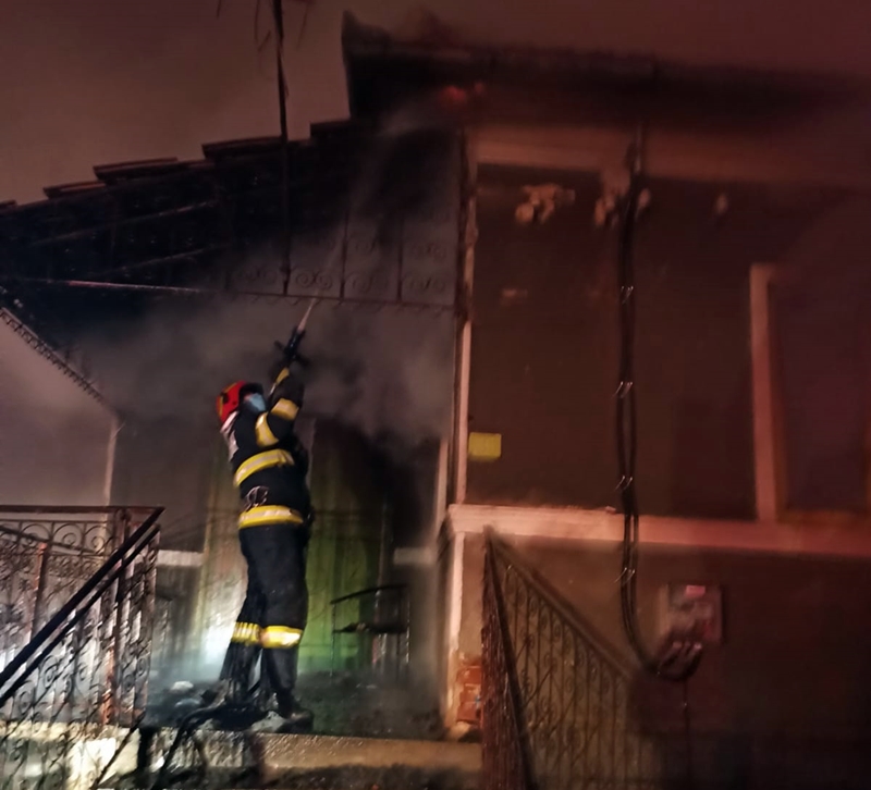 Incendiu la o casă din Vâlcele. Pompierii clujeni au intervenit de urgență