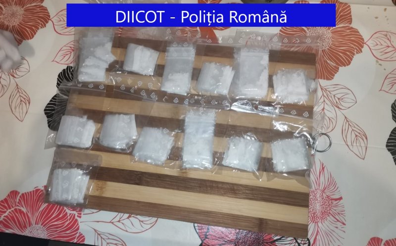 Descinderi și percheziții la traficanți de droguri din Cluj și în alte trei județe. Oamenii legii au găsit arme, cannabis și zeci de mii de euro