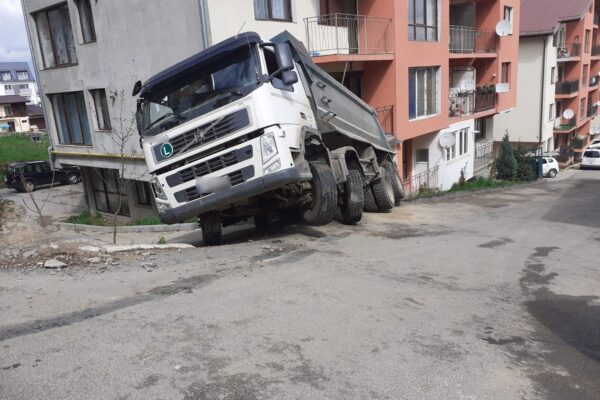 Dezastru în Florești. O autobasculantă s-a oprit într-un bloc.