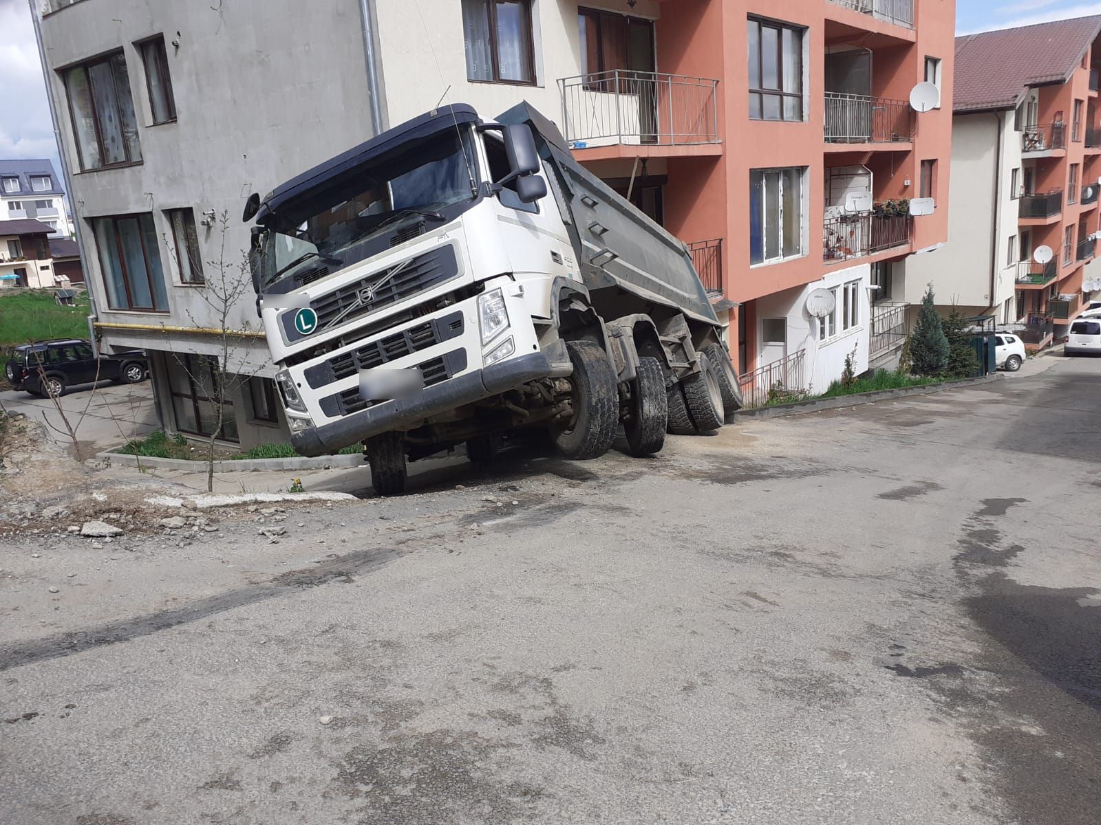 Dezastru în Florești. O autobasculantă s-a oprit într-un bloc.