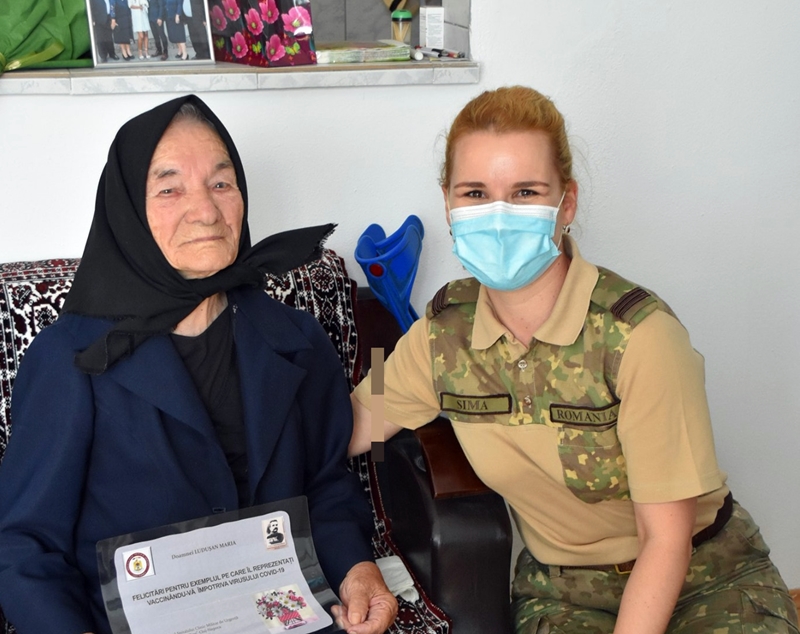 S-a vaccinat la 100 de ani. O femeie din Tureni a primit prima doză de vaccin