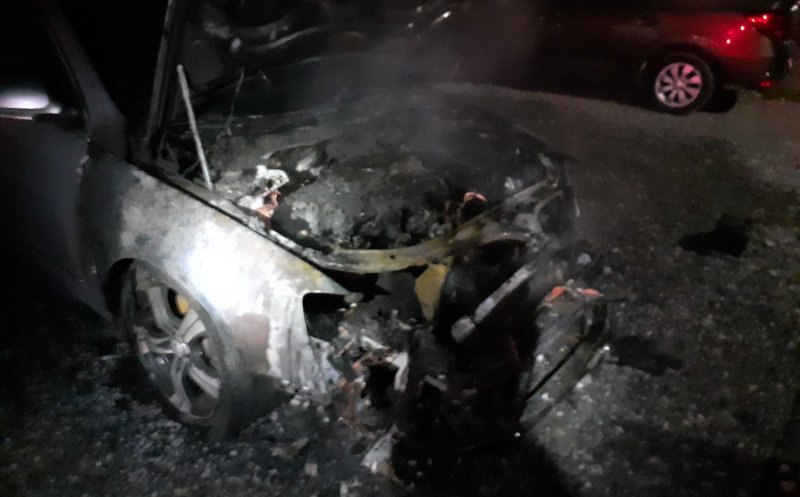 O mașină a luat foc în Florești. Pompierii au intervenit
