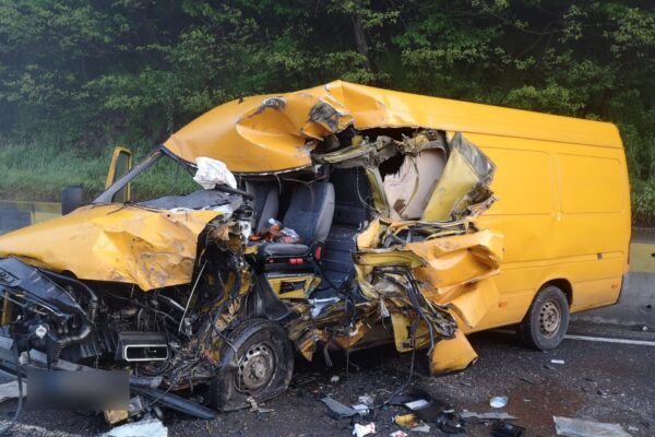 Accident grav în comuna Poieni. O dubă s-a făcut praf după ce a intrat în coliziune cu un tir