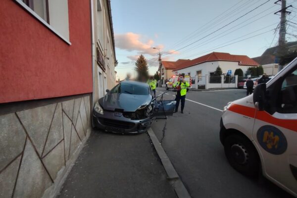 Accident pe strada Albinii. În mașină s-au găsit droguri