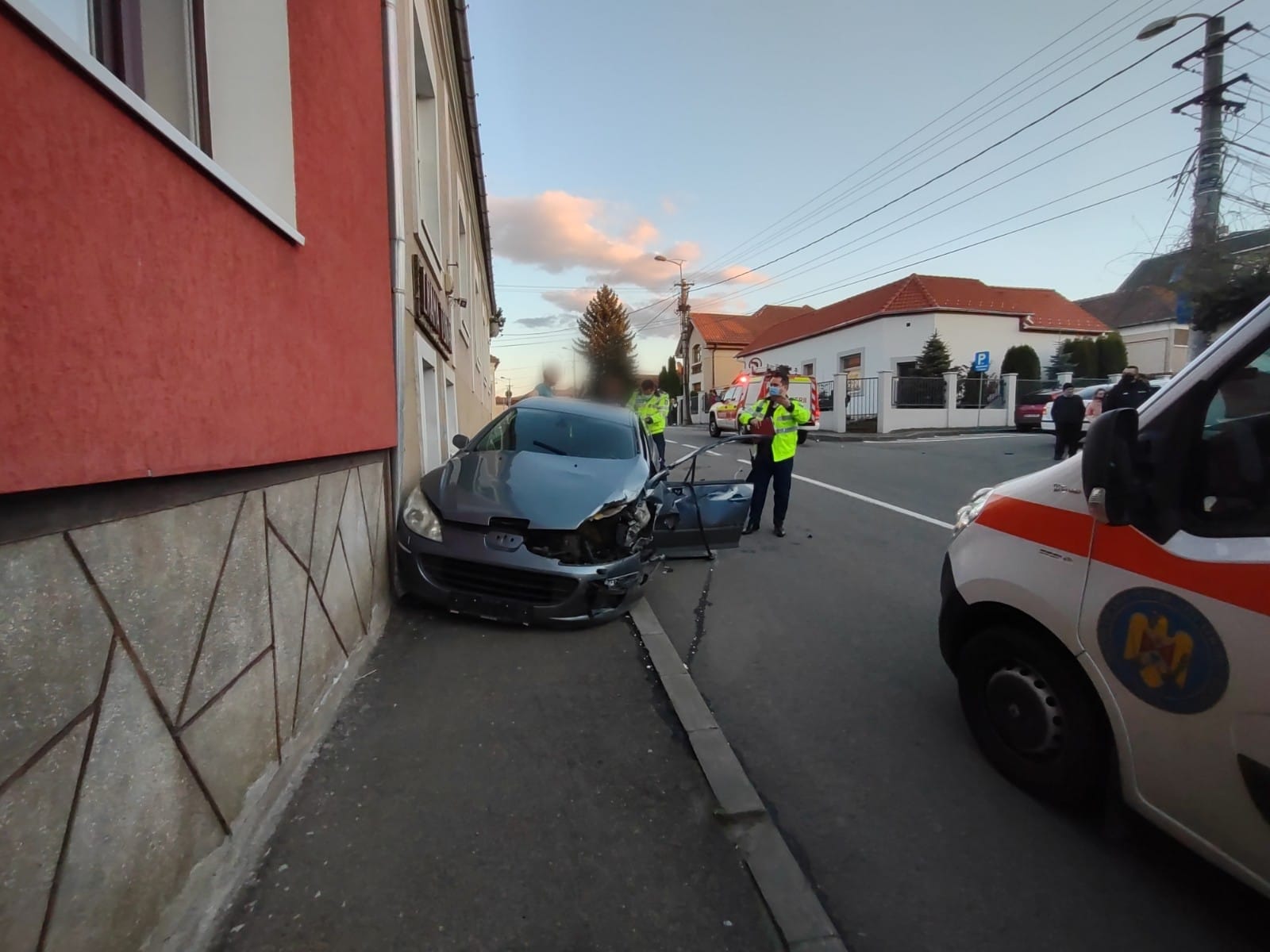 Accident pe strada Albinii. În mașină s-au găsit droguri