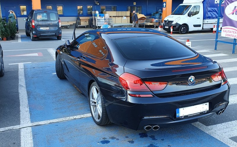 Culmea nesimțirii la Cluj. Să îți lași BMW-ul pe două locuri de parcare pentru persoane cu handicap și pe trecerea de pietoni la Dedeman