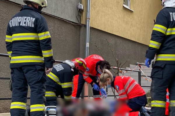 A murit după ce a căzut de pe blocul pe care lucra. Paramedicii de la SMURD nu l-au mai putut ajuta