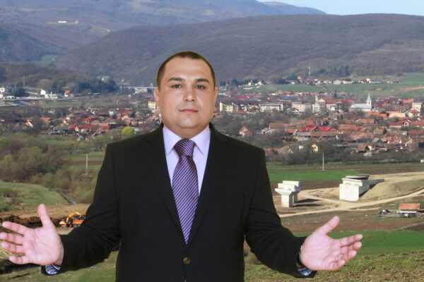 Primarul din Gilău, Cluj, PNL-istul Topan continuă cu angajările. În cărți este fiica viceprimarului UDMR, Okos Carol