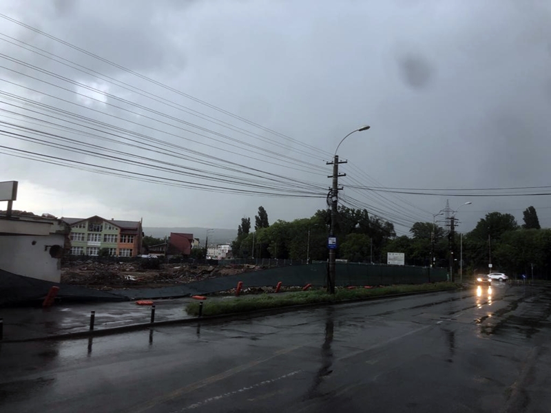 Se pregătește terenul pentru un nou mastodont imobiliar. Fiul unui condamnat pentru corupție a demolat deja o fabrică celebră