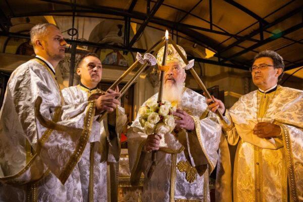 HRISTOS A ÎNVIAT! Mii de clujeni au venit să ia lumina sfântă la Slujba de Înviere de la Catedrală Mitropolitană – FOTO