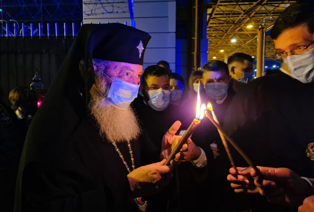 Sfânta Lumină a ajuns la Cluj-Napoca în această seară cu un avion privat. ÎPS Andrei a oferit-o delegațiilor din Eparhie