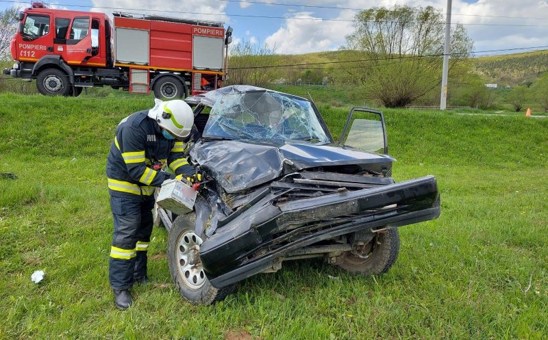 Autoturism răsturnat pe marginea drumului în Luna. A doborât un stâlp – FOTO