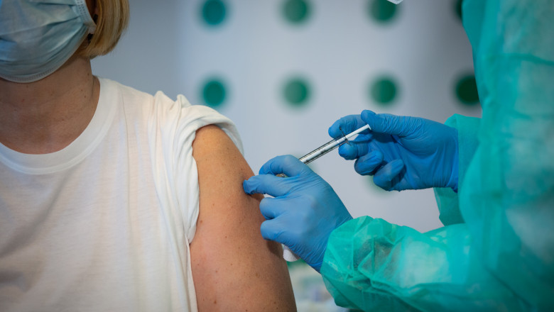 Mii de tineri cu vârste cuprinse între 16-18 ani au fost vaccinaţi deja anti-COVID