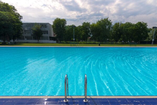 Joi dimineața se deschide ștrandul Clujana. Vezi tarifele