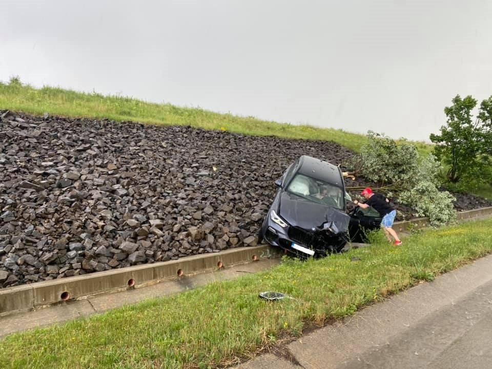 Un autoturism a ajuns în șanț de pe Autostrada Transilvania din cauza carosabilului umed – FOTO