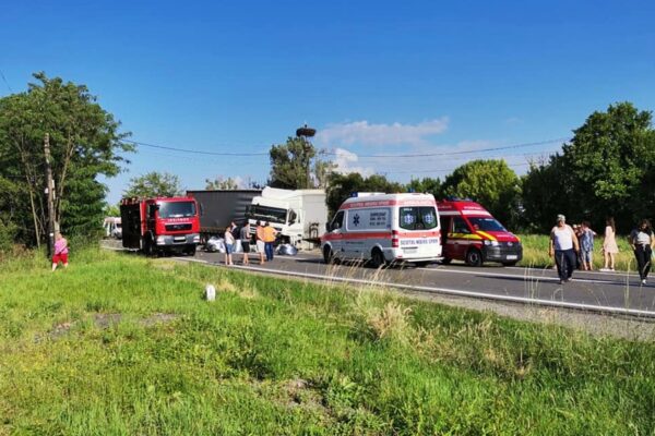 Trei persoane au murit într-un cumplit accident de circulație care a avut loc la Morlaca. O fetiță de șase ani printre MORȚI