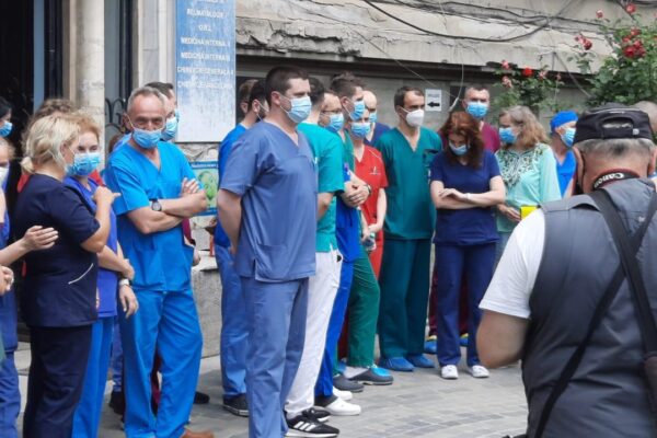 Protest la Instititul de Urologie din Cluj Napoca. După debarcarcarea profesorului Lucan s-a ales praful