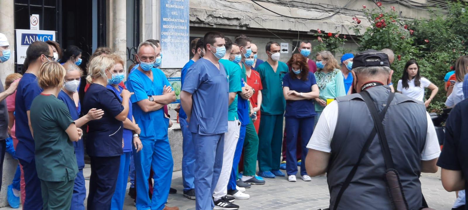 Protest la Instititul de Urologie din Cluj Napoca. După debarcarcarea profesorului Lucan s-a ales praful