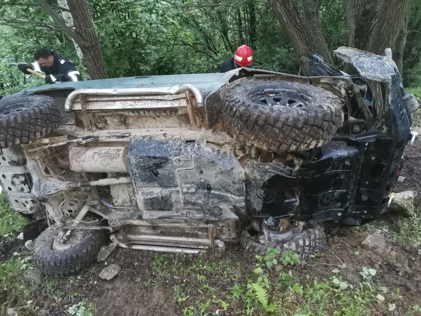 S-a prăbușit cu mașina într-o râpă de munte. Un tânăr de 20 de ani a murit