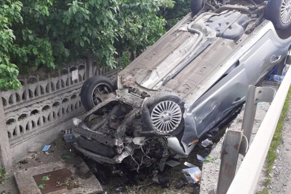 Accident spectaculos la Iclod. Un autoturism a fost proiectat în afara drumului național