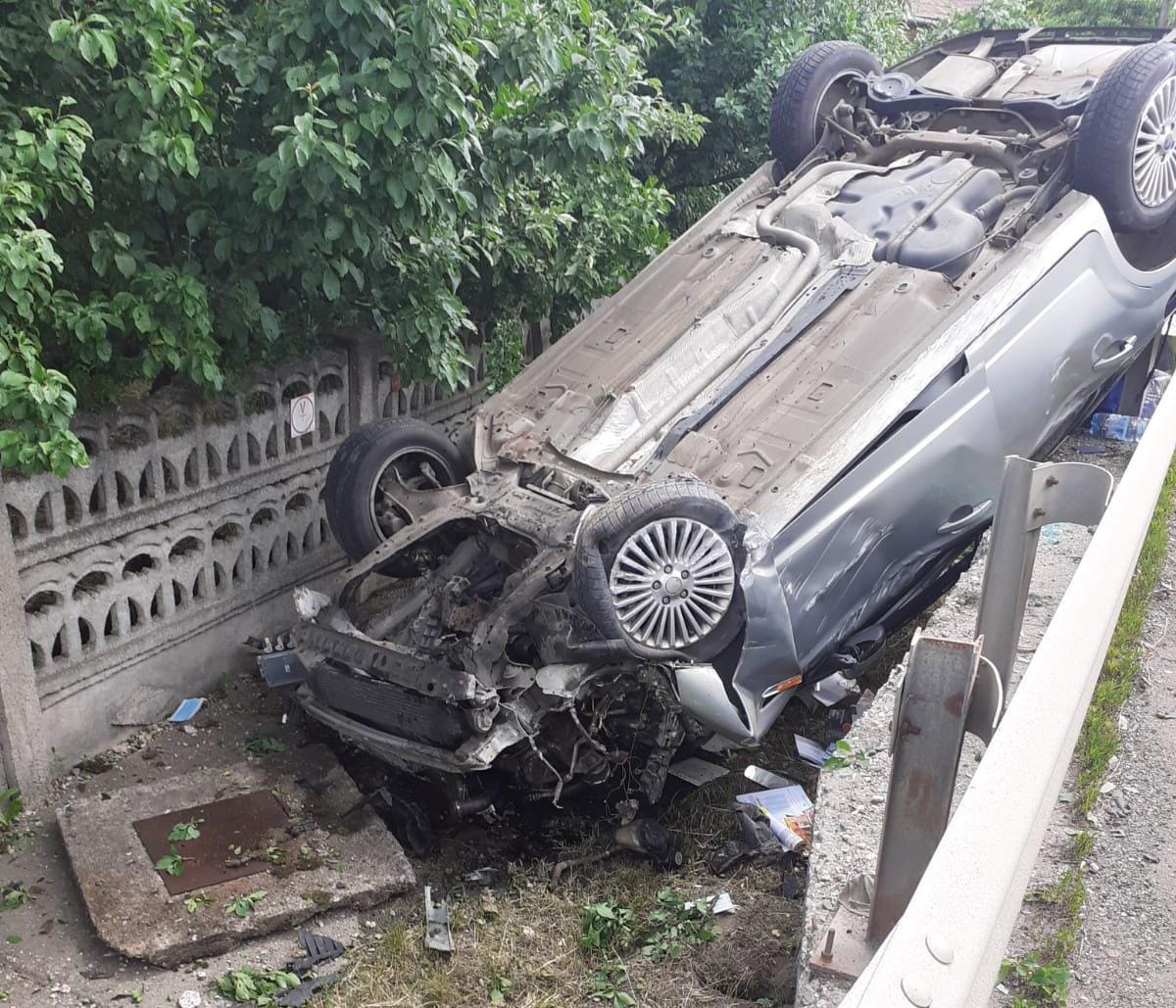 Accident spectaculos la Iclod. Un autoturism a fost proiectat în afara drumului național