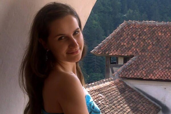 Anti-vaccinista amendată de două ori va organiza un nou protest în centrul Clujului împotriva vaccinării anti-COVID