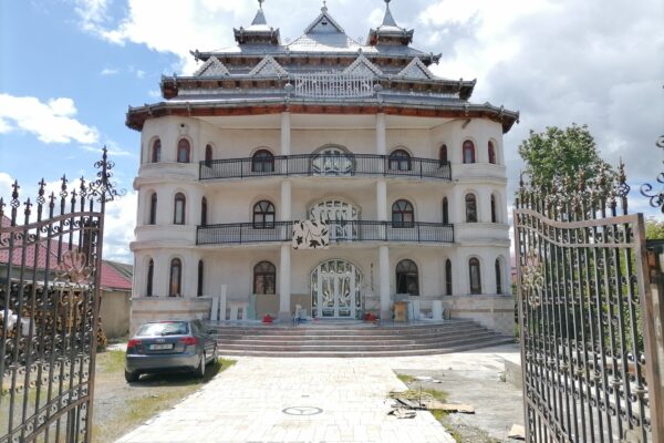 Propunere halucinantă a unui activist de mediu din Cluj: „Palatele țigănești din Huedin să devină un brand al Clujului?”