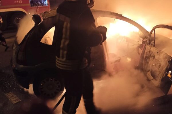 O mașină a luat foc pe Bulevardul Muncii. Pompierii au intervenit de urgență