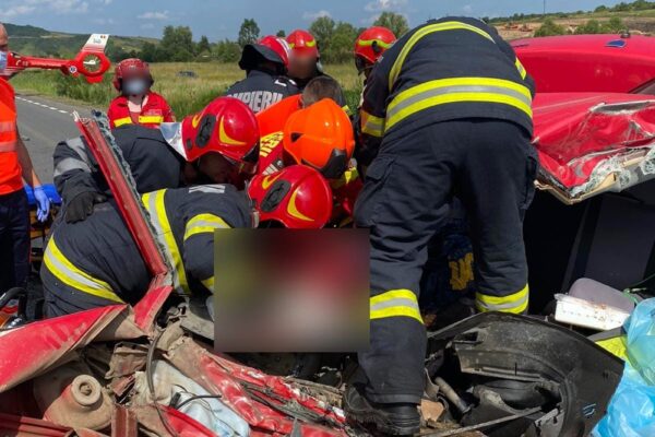 Accident grav la Mihăiești. Elicopterul SMURD a fost trimis la fața locului