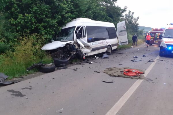 Un microbuz care transporta muncitori a fost implicat într-un grav accident de circulație