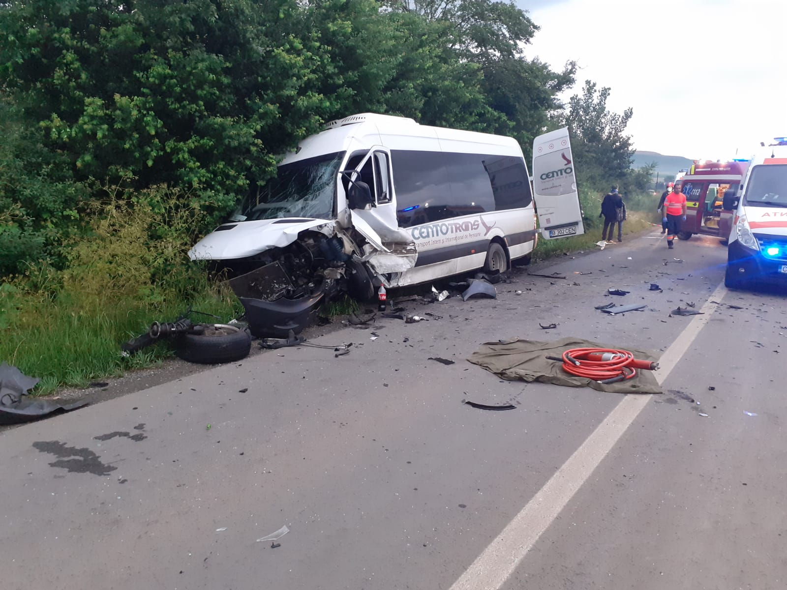Un microbuz care transporta muncitori a fost implicat într-un grav accident de circulație