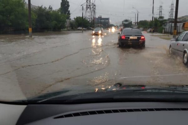 Canalizarea la pământ pe Bulevardul Muncii. Strada a devenit un râu, iar tramvaiele avansează greu