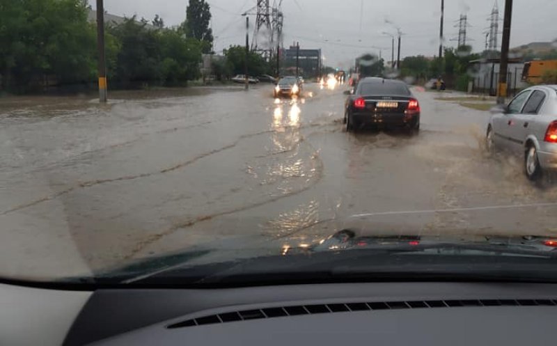 Canalizarea la pământ pe Bulevardul Muncii. Strada a devenit un râu, iar tramvaiele avansează greu