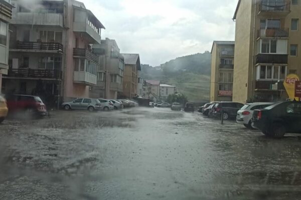 Ploaia a lăsat din nou dezastru pe străzile din Florești. Canalizarea a clacat din nou