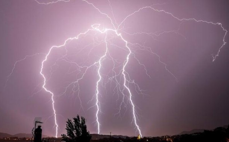 COD PORTOCALIU și ROȘU de vreme rea și vijelii în mai multe localități din Cluj. Au fost emise avertizări RO-ALERT