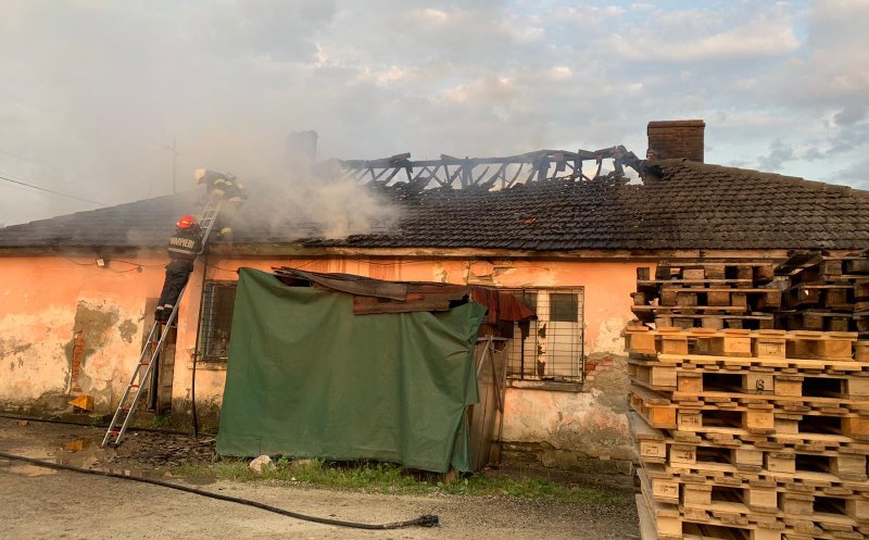 INCENDIU la un atelier de reparații din Dej. A fost distrus complet – FOTO