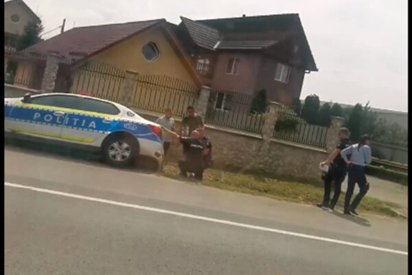 Mașină de poliție răsturnată într-un șanț la Luna. Polițiștii stăteau la radar