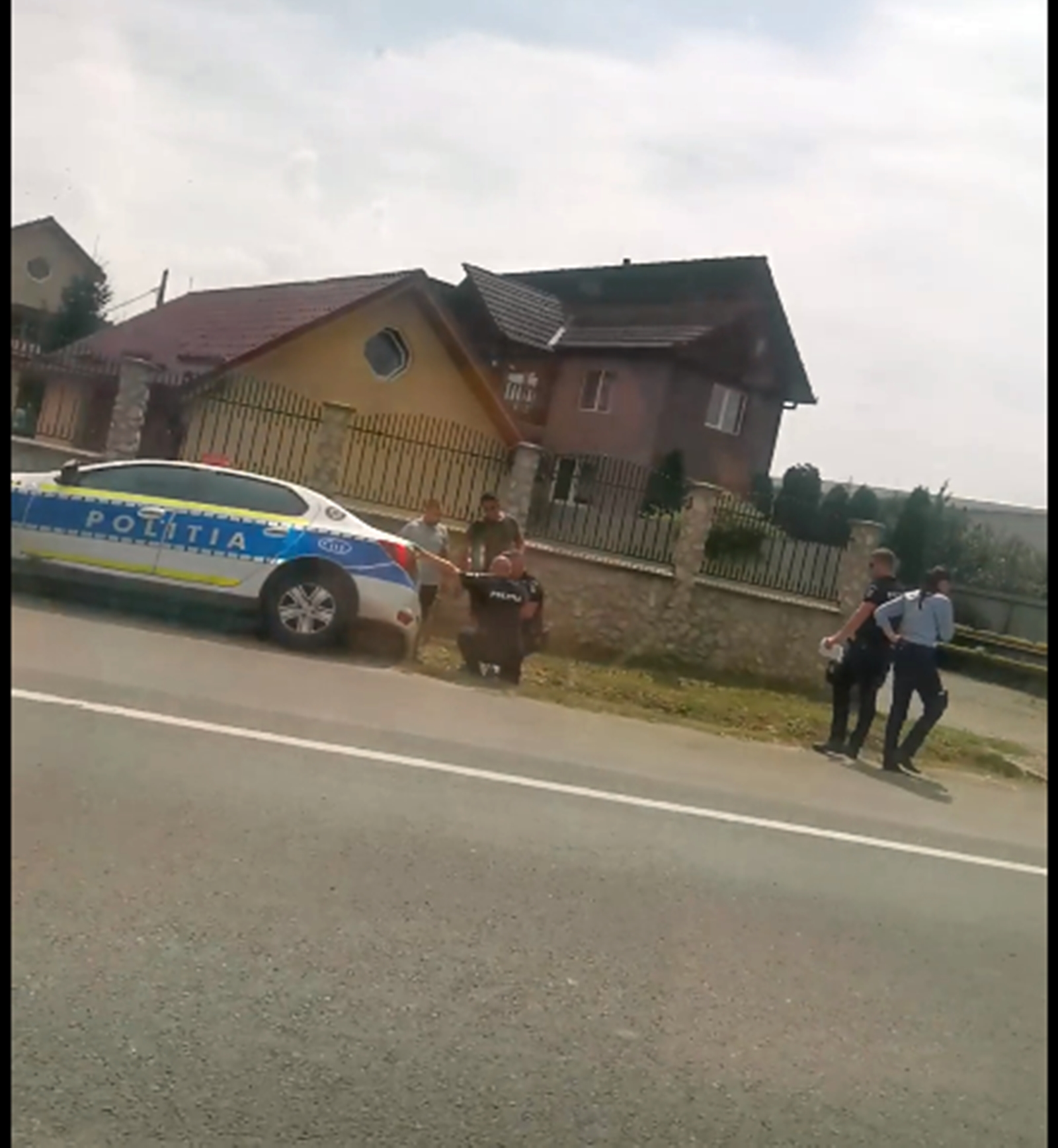 Mașină de poliție răsturnată într-un șanț la Luna. Polițiștii stăteau la radar