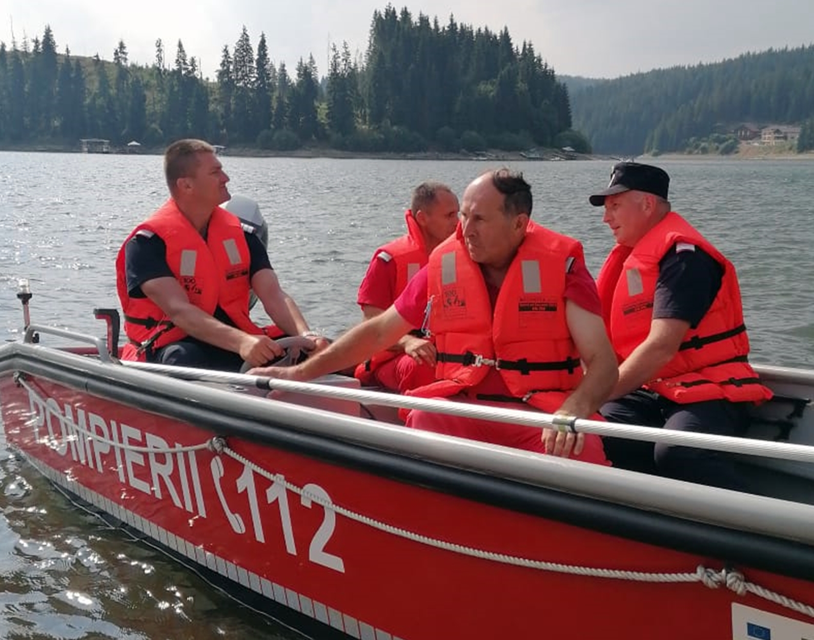 Intervenție pe lacul de la Beliș. Un bărbat de 50 de ani este căutat de scafandri. Poliția: Au fost găsite lucrurile unui bărbat