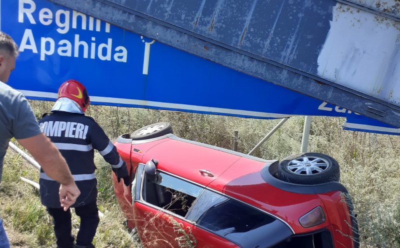 ACCIDENT la intrare în Apahida. O femeie s-a răsturnat cu mașina în șanț și a fost transportată la spital