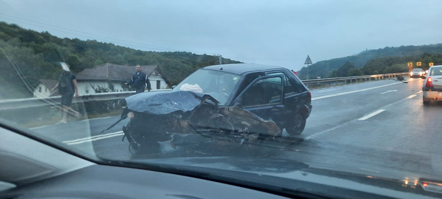 Accident pe Feleac. Unei mașini i-a zburat motorul în urma impactului