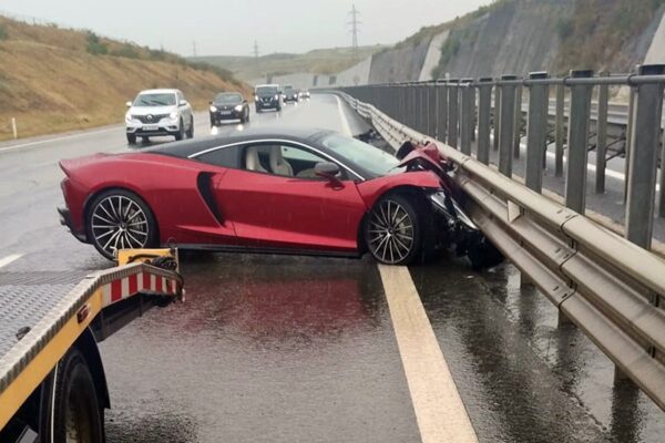 McLaren de 200.000 de euro făcut praf pe autostrada Transilvania. Șoferul a scăpat cu viață