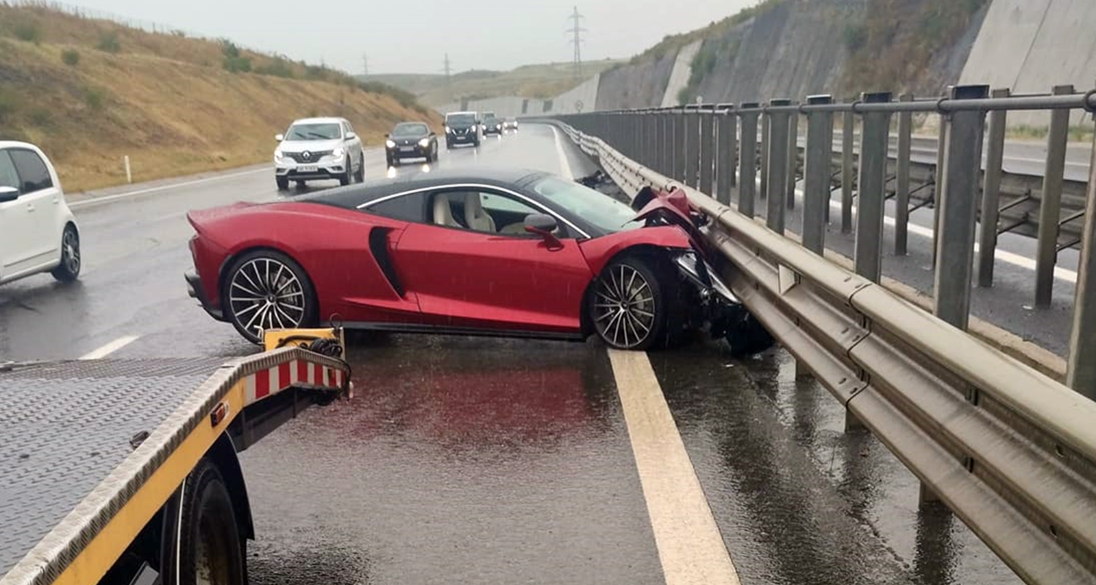 McLaren de 200.000 de euro făcut praf pe autostrada Transilvania. Șoferul a scăpat cu viață