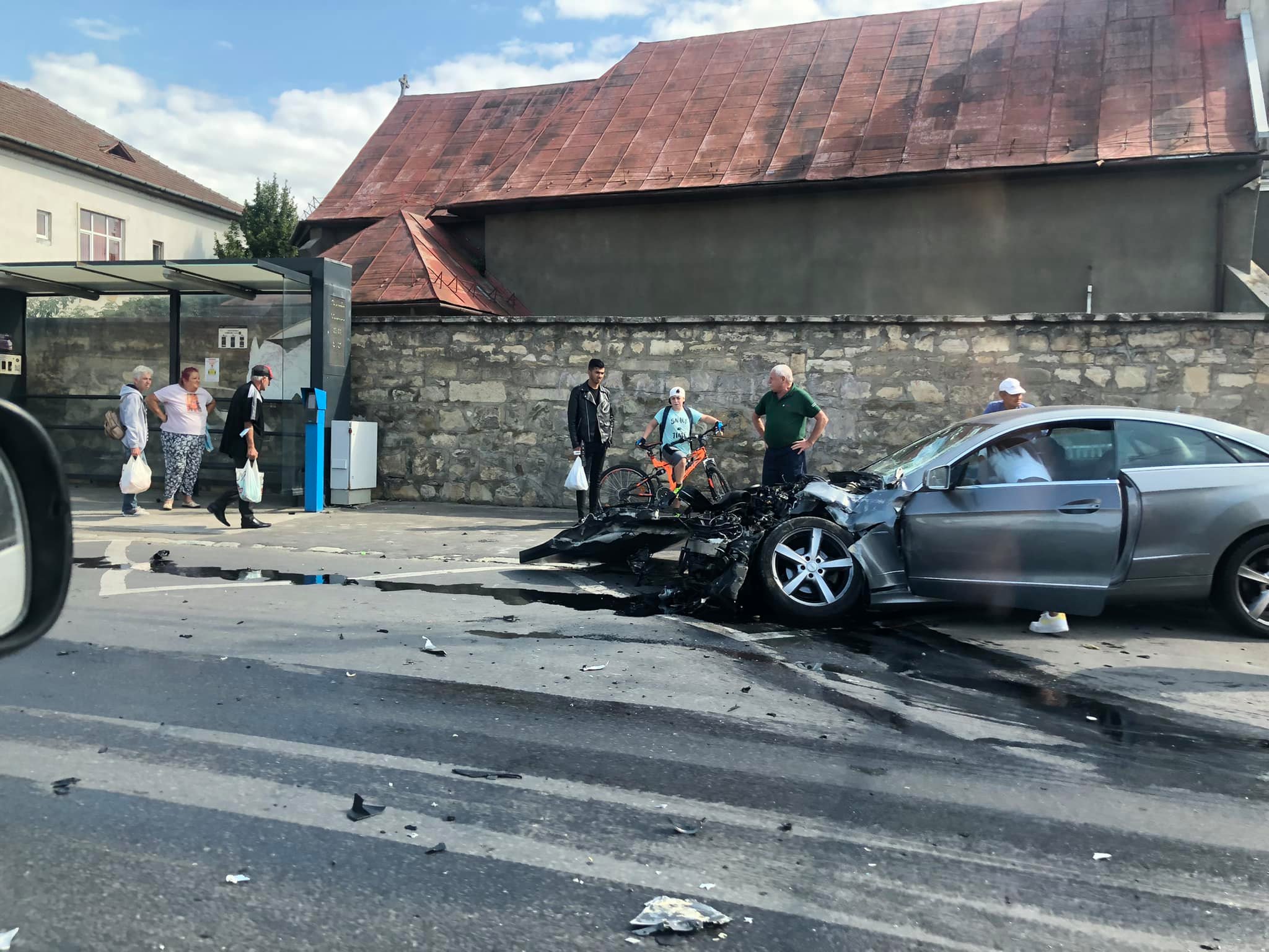 Accident grav pe strada Traian Vuia. O basculantă a lovit în plin un autoturism