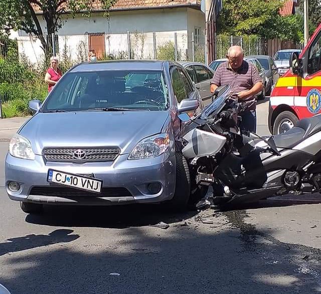 ACCIDENT în Grigorescu, pe str. Fântânele, între o mașină și o motocicletă – FOTO