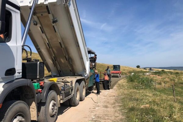 Se toarnă strat de suport pe drumul județean DJ 103V Someșu – Rece – Stolna pentru asfaltare