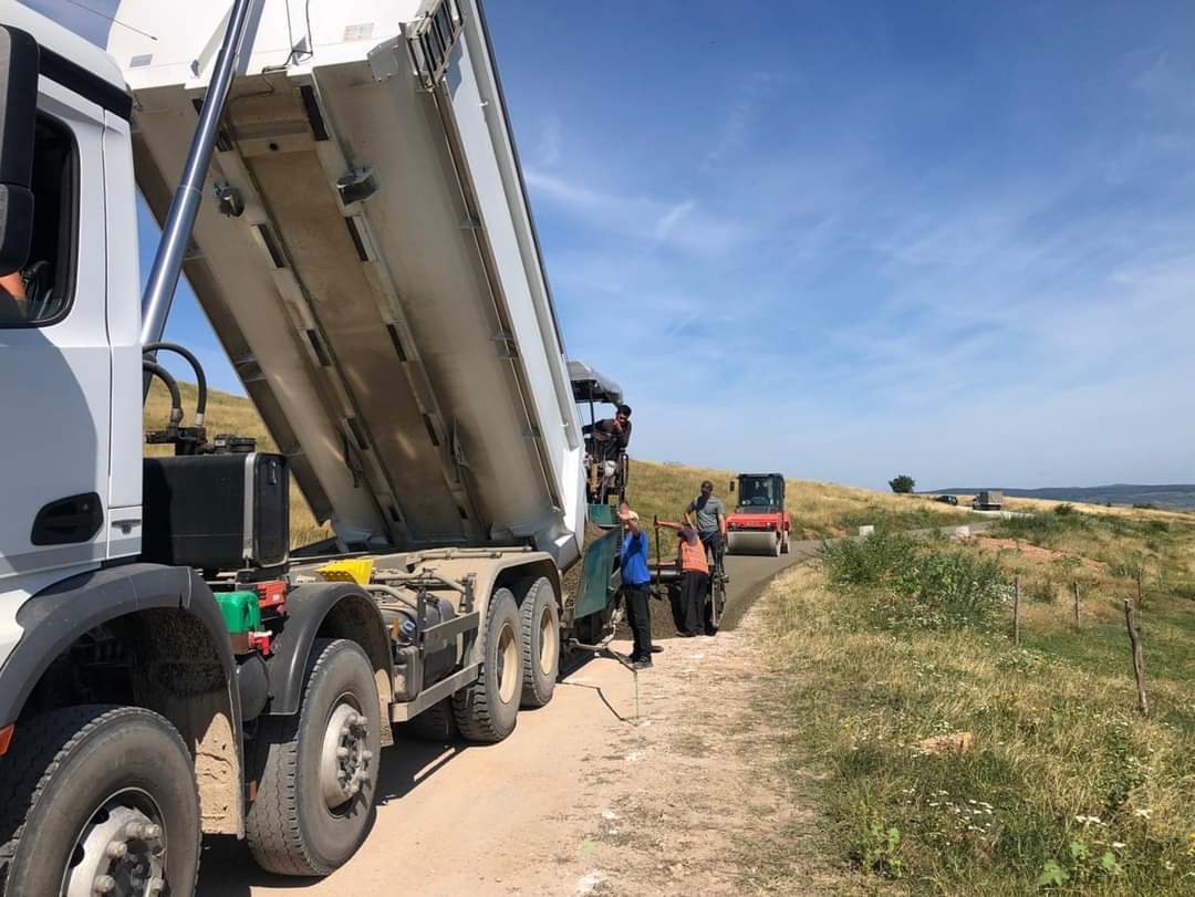 Se toarnă strat de suport pe drumul județean DJ 103V Someșu – Rece – Stolna pentru asfaltare