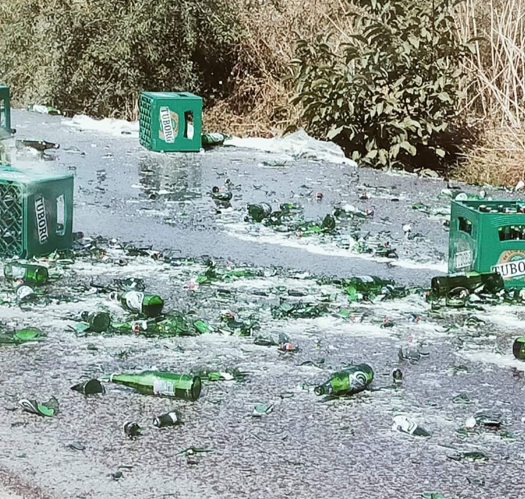 Mai multe lăzi de bere distruse pe str. Cantonului – FOTO