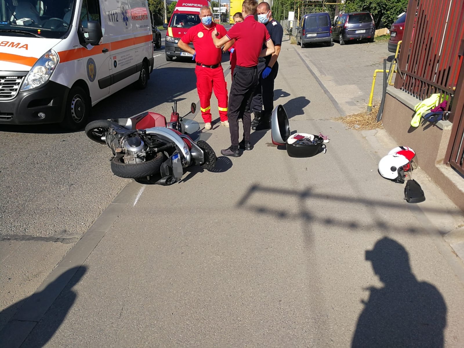 Accident pe B-dul Muncii între o mașină și un moped. Două persoane rănite