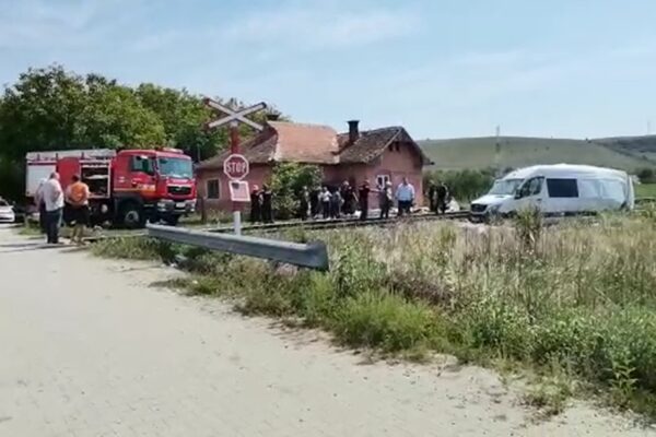 Accident feroviar la Urișor – Dej. O dubiță a fost spulberată de un tren VIDEO
